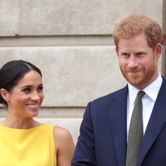 Meghan Markle escolheu um vestido amarelo canário de Brandon Maxwell