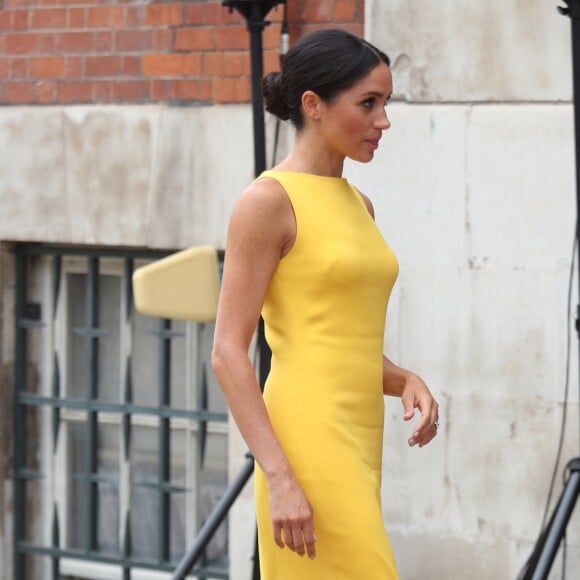 Meghan Markle escolheu um vestido sem manga, com decote canoa e fenda na parte de trás