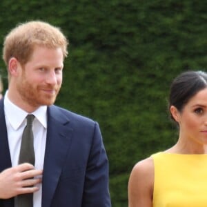 Meghan Markle combinou o vestido amarelo com scarpin nudes