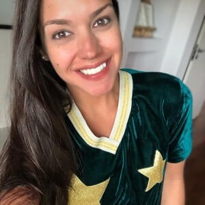 'Hoje é dia de churrasco! Estamos esperando a turma chegar, marido está aqui. Ê, beleza! Teodorinho também, meu amor', falou Thais Fersoza, ansiosa para o jogo do Brasil