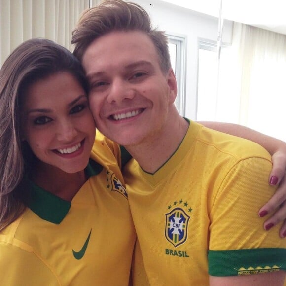 Atriz vai torcer pelo Brasil junto de Michel Teló: 'Vamos, Brasil! Daqui a pouco o marido está viajando, mas, por enquanto, estamos aqui, todo mundo curtindo esse dia maravilhoso'