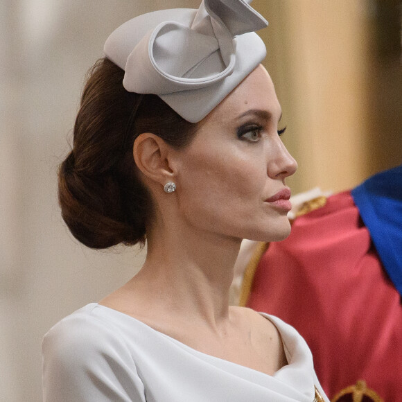 Segundo fonte, Angelina Jolie vai contar detalhes sobre o comportamento descontrolado de Brad Pitt no período em que estavam casados