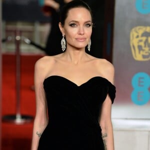Angelina Jolie foi obrigada pela justiça a permitir que os filhos convivam mais com seu ex-marido, Brad Pitt