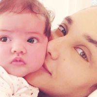 Débora Nascimento baba pela filha, Bella, de 2 meses: 'Ternurinha'. Veja foto!