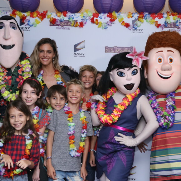 Fernanda Lima e os filhos gêmeos, Francisco e João, posaram com os personagens do filme 'Hotel Transilvânia 3: Férias Monstruosas' na pré-estreia em shopping do Rio