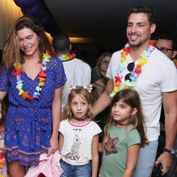 Cauã Reymond levou a filha, Sofia, de 6 anos, e suas amiguinhas para a pré-estreia do filme 'Hotel Transilvânia 3: Férias Monstruosas', em shopping da Barra da Tijuca, Zona Oeste do Rio, neste domingo, 8 de julho de 2018