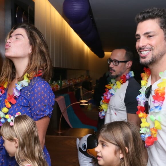 Cauã Reymond se divertiu com a filha, Sofia, e a namorada, Mariana Goldfarb, na pré-estreia do filme 'Hotel Transilvânia 3: Férias Monstruosas'