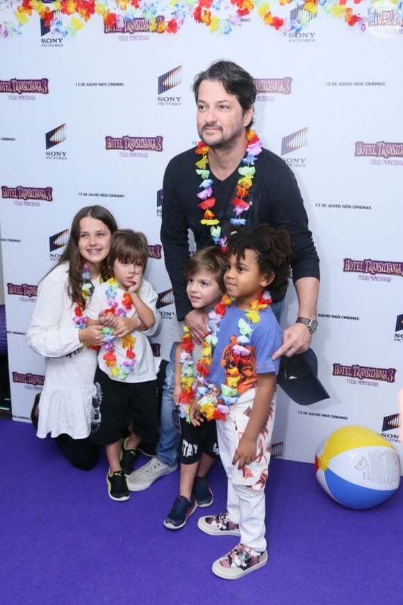 Marcelo Serrado foi com a mulher, Roberta Fernandes, e os filhos, Guilherme e Felipe, à pré-estreia do filme 'Hotel Transilvânia 3'