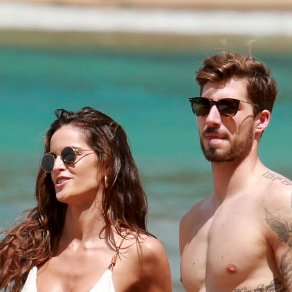 'Essa homenagem é para você, minha noiva, Izabel Goulart. Obrigada por me fazer sentir tão especial no meu aniversário. Eu te amo!', comemorou Kevin Trapp