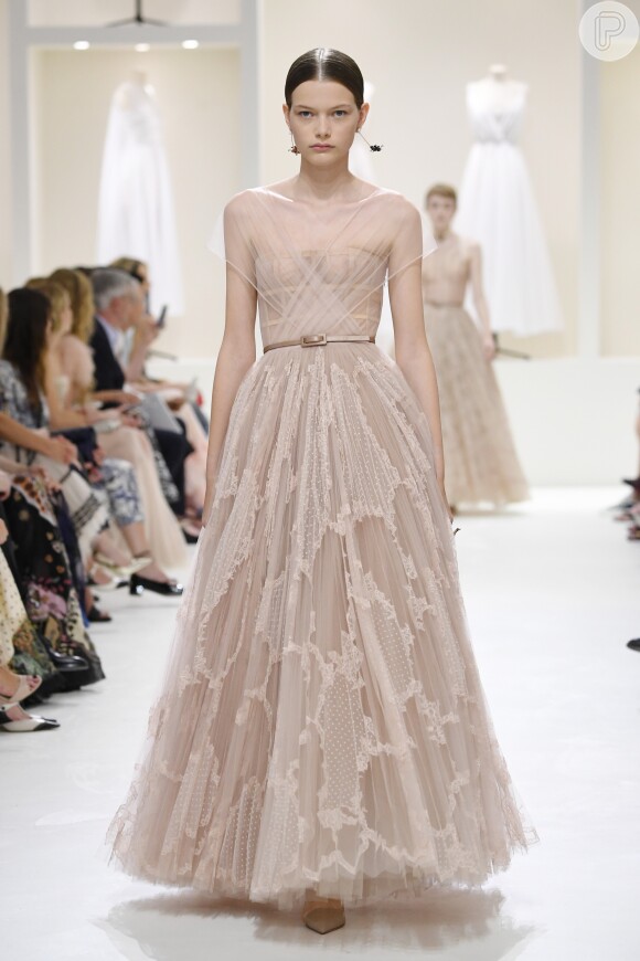 Apesar de não ser de noiva, o look Dior, em tule transparente com cintura marcada, combina perfeitamente com uma celebração de casamento