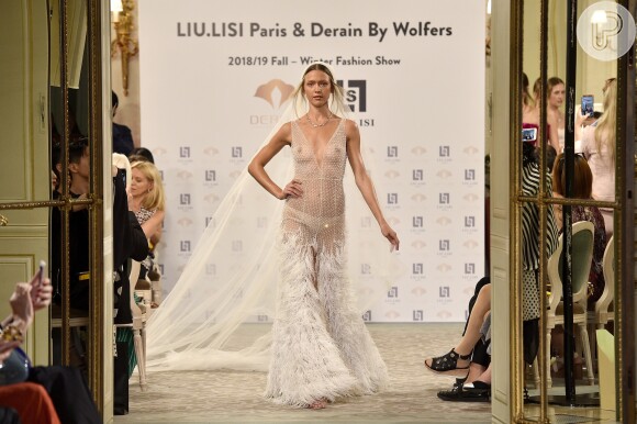Noiva Sexy: Liu Lisi traz vestido totalmente transparente para a passarela