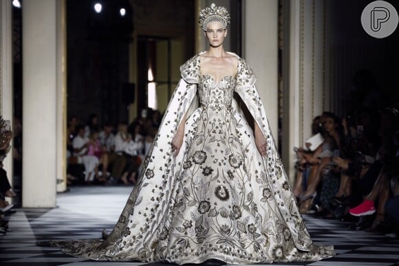 Com inspiração na monarquia russa, a coleção de Zuhair Murad traz look com capa e coroa