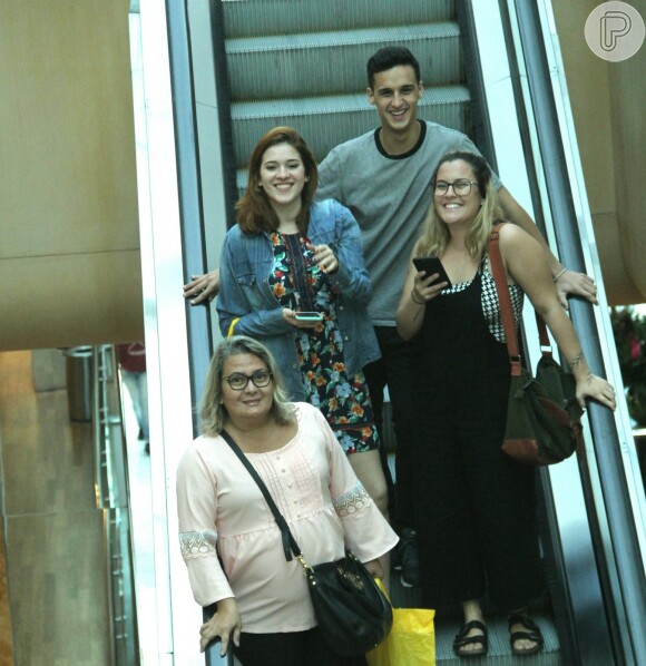 Ex-BBB Ana Clara passeia com amigos em shopping no Rio de Janeiro
