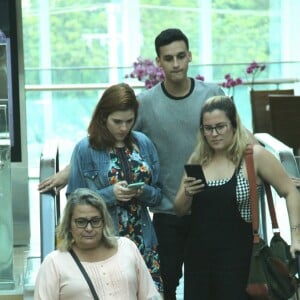 Ex-BBB Ana Clara escolheu um vestido floral e jaqueta jeans para o passeio