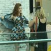 Ex-BBB Ana Clara se arruma para posar para foto no Village Mall