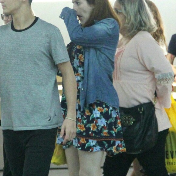 Jeans e floral! Ex-BBB Ana Clara alia tendências em look durante passeio nesta segunda-feira