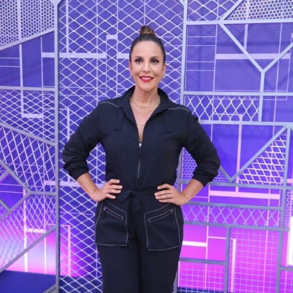 Ivete Sangalo não traz as filhas gêmeas ao gravar 'The Voice': 'Vou e volto'
Para lançar a sétima temporada do reality musical nesta segunda-feira (09), a cantora apostou em um macacão azul escuro com zíper e bolsos na parte frontal. Mãe das bebês e de Marcello, de 8 anos, a baiana falou ainda sobre os dotes musicais do primogênito: 'Não me preocupo com o fato dele gostar de tocar (bateria). Porque, no meio disso, ele gosta de jogar futebol, de velejar, de brincar. Não coloco pressão nele porque meus pais não fizeram isso comigo'