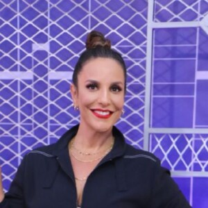 Ivete Sangalo apostou em um macacão azul escuro com zíper e bolsos na parte frontal e coque alto