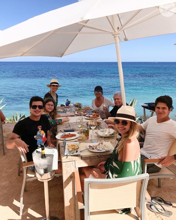 Ana Furtado viajou com a família para Ibiza, passeio que já estava organizado desde antes de seu diagnóstico de câncer de mama