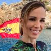 Na Espanha, Ana Furtado explicou o uso do turbante: 'Estou usando touca pra proteger o cabelo. Não posso molhar e lavar muito, então... Vamos fazer moda em Ibiza!'