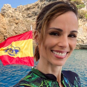 Na Espanha, Ana Furtado explicou o uso do turbante: 'Estou usando touca pra proteger o cabelo. Não posso molhar e lavar muito, então... Vamos fazer moda em Ibiza!'