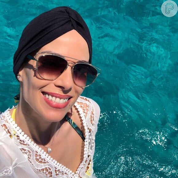 Ana Furtado está usando turbante nos cabelos durante viagem com a família a Ibiza, ilha a leste da Espanha