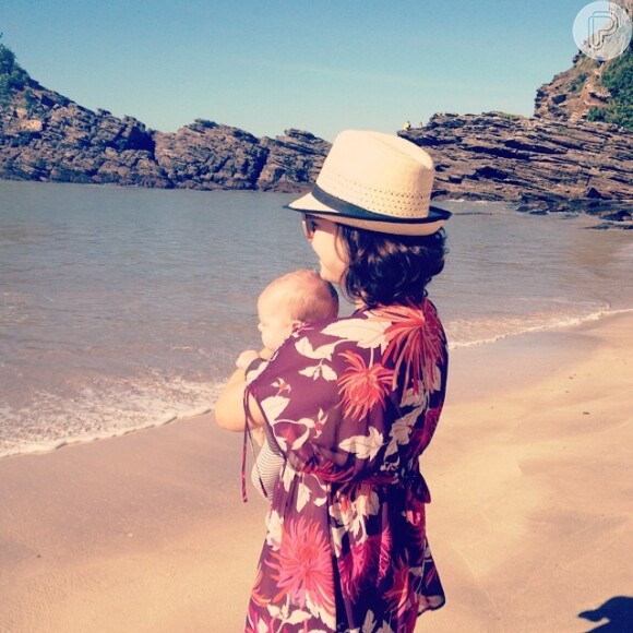 Regiane Alves leva o filho, João Gabriel, à praia pela primeira vez (24 de julho de 2014)