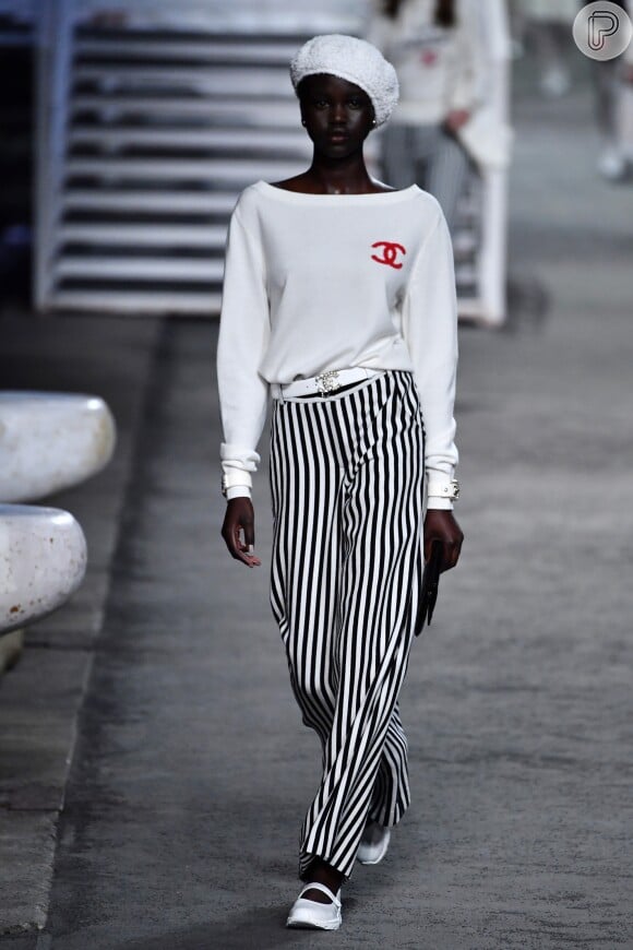 Na Chanel, em look mais descontraído, a calça ampla em preto e branco faz o visual ficar mais despojado