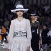 Na coleção cruise 2019 da Dior, o vestido rendado contrasta com os acessórios mais pesados