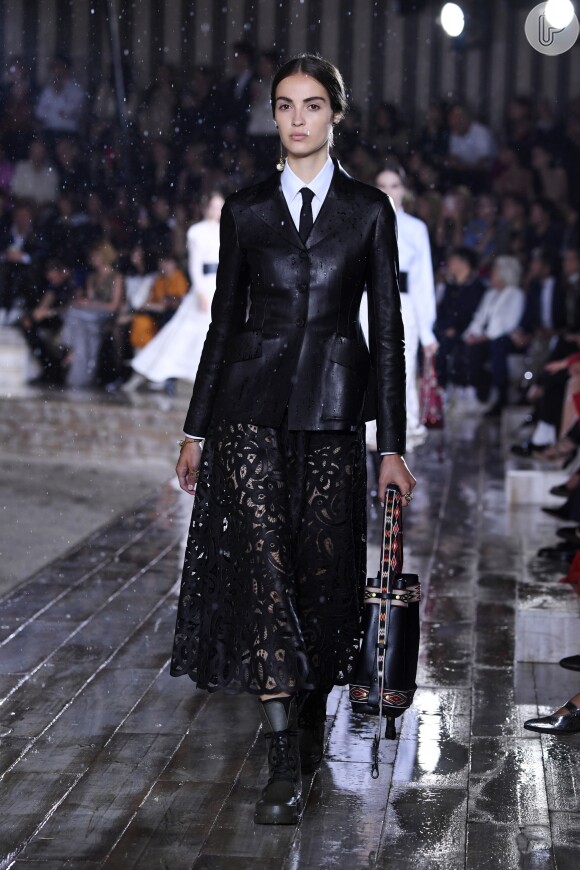 Já na passarela da Dior, o blazer em couro tem leve acinturado