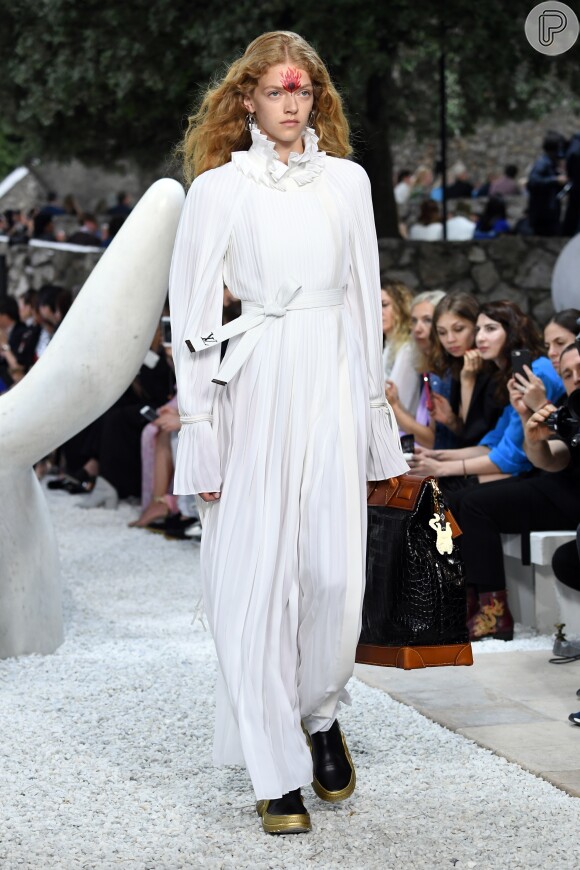 Na passarela da Louis Vuitton, look em branco total que mistura o esportivo com o vitoriano 