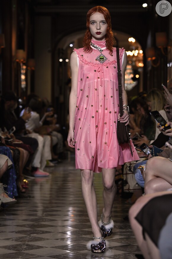 Na passarela da Miu Miu, vestido romântico em tom rosa claro, com direito a babados e bordados delicados