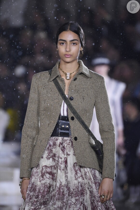 O look Dior une duas tendências: cinto bem largo marcando a cintura e blazer