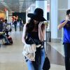 Nanda Costa abaixa a cabeça e quase não é reconhecida em aeroporto do Rio de Janeiro