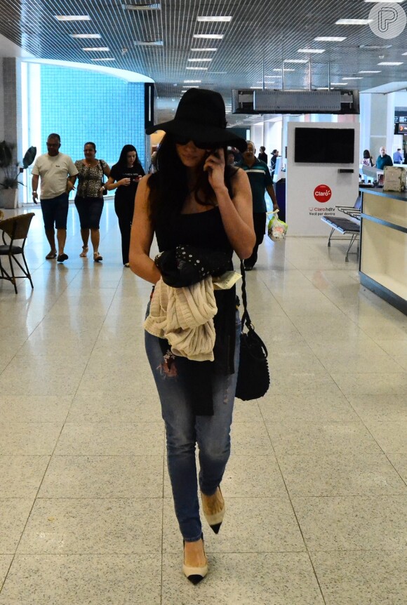 Nanda Costa é fotograda no aeroporto Santos Dumont, no Rio de Janeiro (24 de julho de 2014)