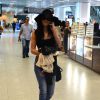 Nanda Costa, no ar em 'Império', usa chapéu e óculos escuros para embarcar no Rio de Janero