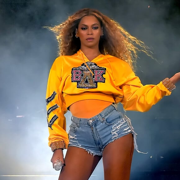 Beyoncé anuncia para 13 de julho de 2018 a venda dos moletons criados em parceria com a Balmain