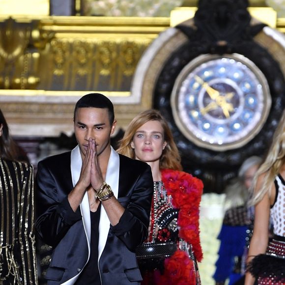O diretor criativo da Balmain Olivier Rousteing (na foto, com Alessandra Ambrosio e outras tops), foi quem criou os figurinos de Bey para o festival