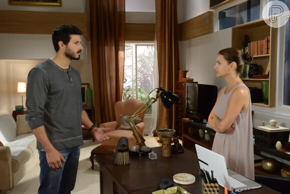 Luísa (Milena Toscano) pede para Marcelo (Murilo Cezar) não se preocupar com sua vida novela 'As Aventuras de Poliana'