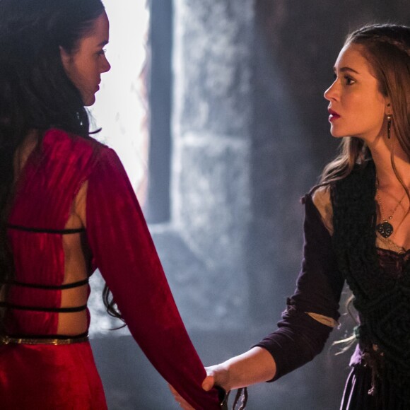Catarina (Bruna Marquezine) conseguiu atrapalhar a relação de Amália (Marina Ruy Barbosa) e Rolfofo (Romulo Estrela) novela 'Deus Salve o Rei'