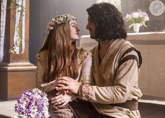 Amália (Marina Ruy Barbosa) e Rolfofo (Romulo Estrela) se casaram no início da novela 'Deus Salve o Rei'