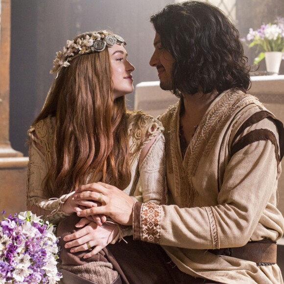 Amália (Marina Ruy Barbosa) e Rolfofo (Romulo Estrela) se casaram no início da novela 'Deus Salve o Rei'