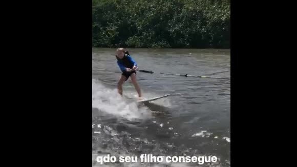 Luciano Huck mostrou o filho Benício, de 10 anos, fazendo surf boat, no Havaí, nesta quarta-feira, 11 de julho de 2018
