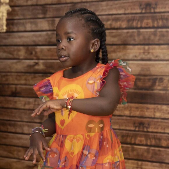 Títi viajou com os pais, Bruno Gagliasso e Giovanna Ewbank, e avós para Espanha