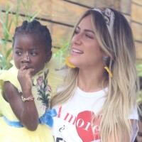 Giovanna Ewbank passeia com Títi nos ombros em Barcelona: 'Tá muito calor'