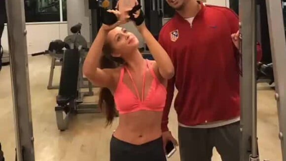 Marina Ruy Barbosa mostrou corpo magro após treinar com o personal trainer Fabiano Correia, mas brincou sobre a 'realidade' por trás da foto: 'Só penso em comida. Beijo. Tchau'