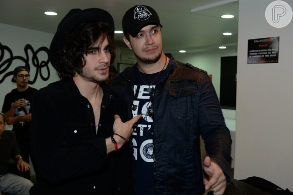 Fiuk posa com Bruno, vocalista da banda Malta, vencedora do reality show musical 'Superstar'