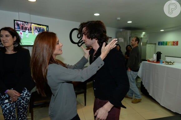 Cleo Pires foi ao encontro do irmão Fiuk para dar um abraço carinhoso nos bastidores de um evento de música realizado em São Paulo