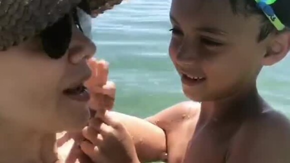 Eliana exibiu um momento fofo com o filho, Arthur, de 6 anos, em uma praia de Miami, nos Estados Unidos, nesta sexta-feira, 13 de julho de 2018