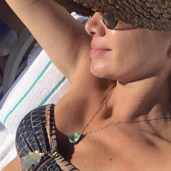 Eliana exibiu barriga sequinha ao pegar sol em uma praia de Miami, nos Estados Unidos